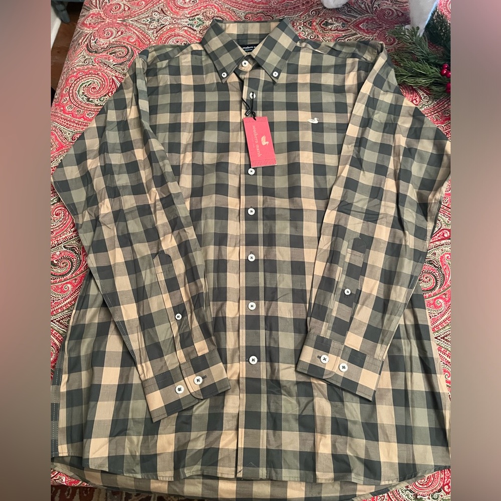 Men’s Southern Marsh dress shirt. Medium